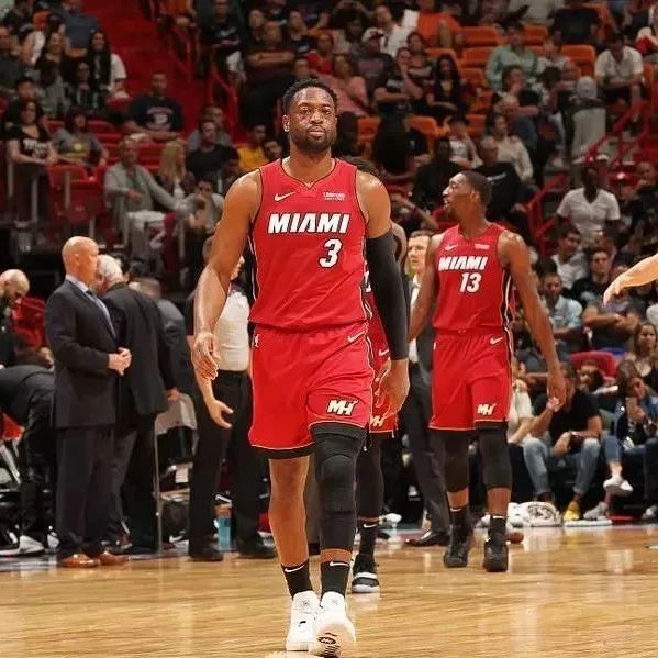 记者：如今国脚级球员税后拿100万甚至几十万年薪越来越普遍（记者：国脚级球员税后年薪百万甚至数十万日益普遍）