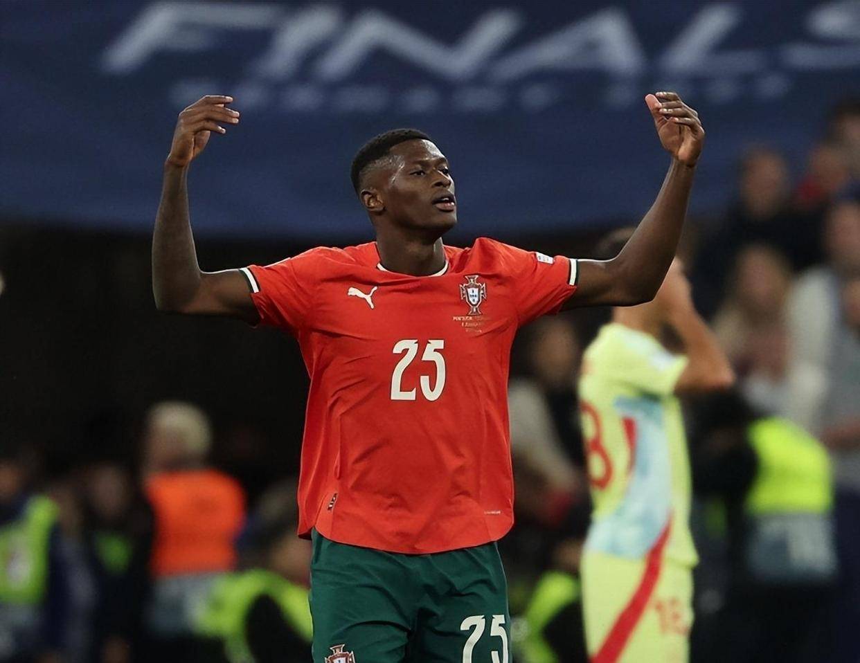 贝尔戈米盛赞法布雷加斯：他从不踢0-0的比赛，执教理念正确（贝尔戈米力挺法布雷加斯：拒绝0-0，执教思路正确）