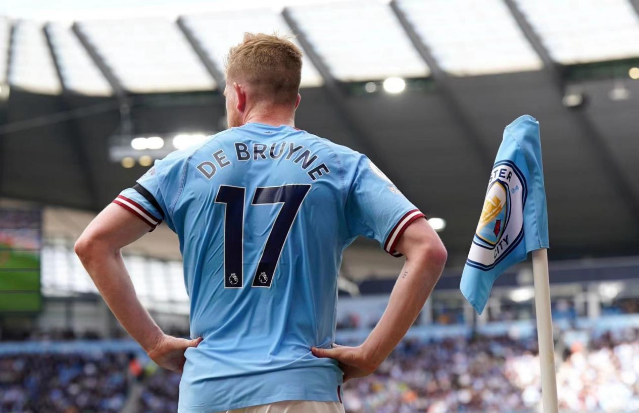 真是丝滑！爱德华兹犹豫步拉杆打进 落地摔倒不慎肩膀受伤（丝滑一击！爱德华兹犹豫步拉杆得分，落地摔倒不慎肩部受伤）