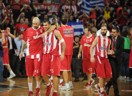 给爷整笑了，曼奇尼假意亲吻布鲁马多，将布鲁马多逗笑（曼奇尼作势亲吻布鲁马多，逗得对方当场大笑）